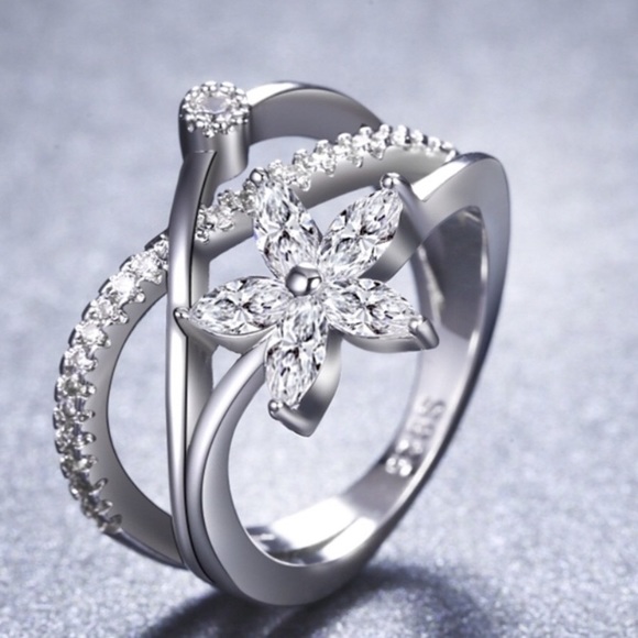 CZ Crystals Silver Ring 💍 New Size 8 - Picture 4 of 5